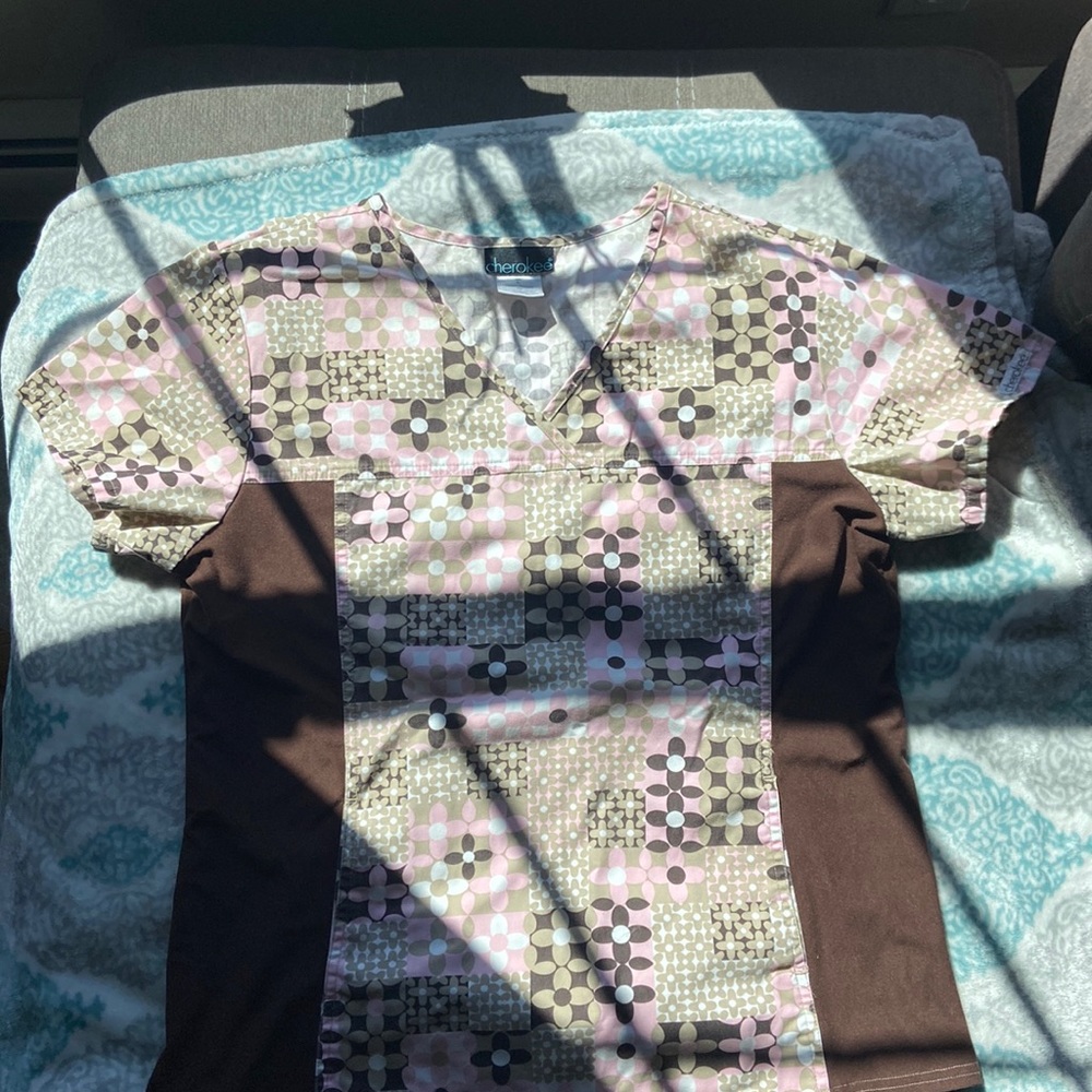 Cherokee scrub top size L with stretch side panels